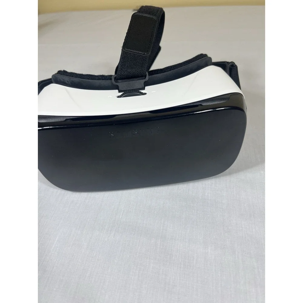 Samsung Gear VR Headset SM-R323 Powered by Oculus Black Clean